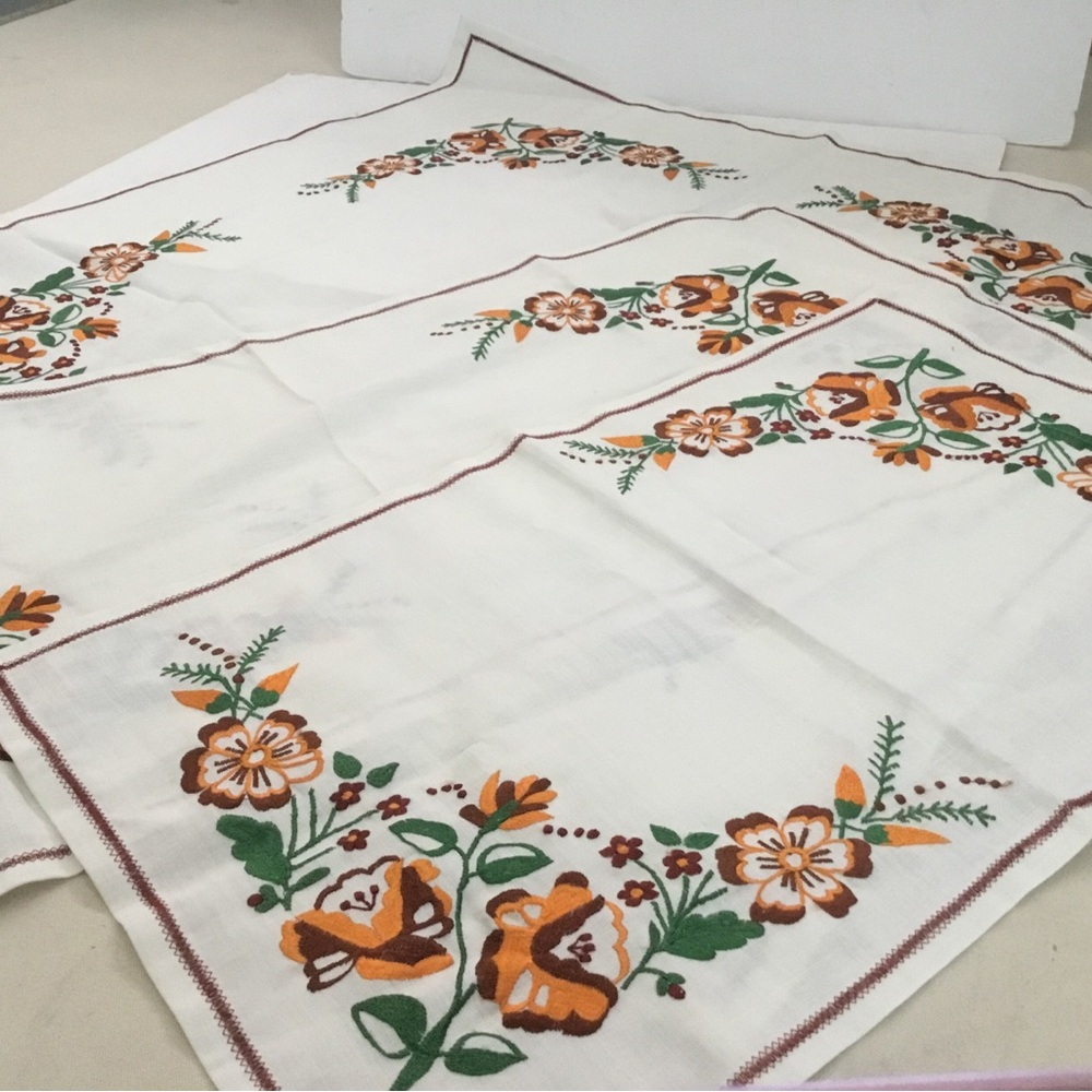 Tablecloth Set in Floral Embroidery